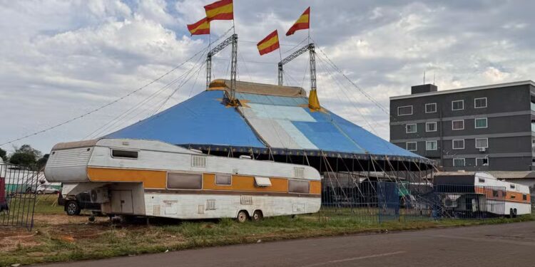 Jovem de 16 anos perde braço em acidente durante desmontagem de circo em Foz do Iguaçu