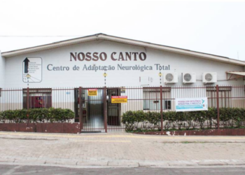 Escola Nosso Canto promove outlet jeans com centenas de peças promocionais