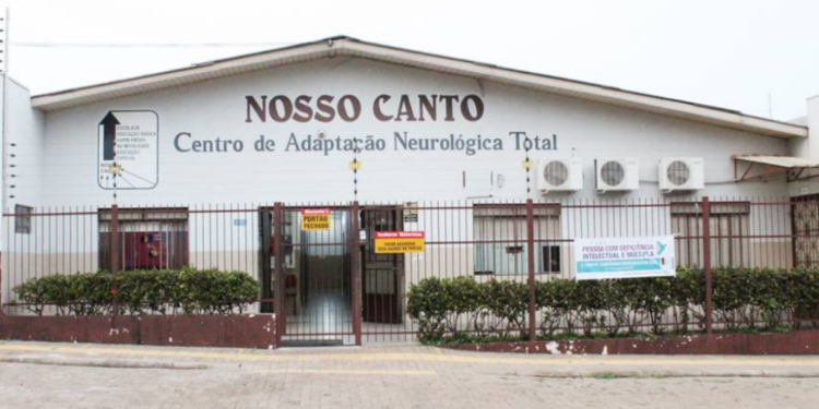 Escola Nosso Canto promove outlet jeans com centenas de peças promocionais