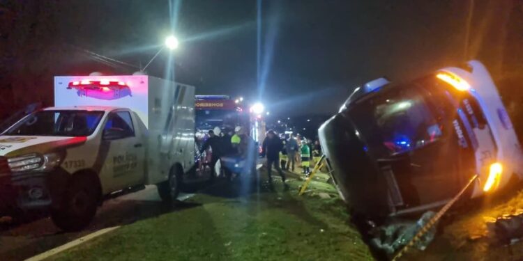 Ônibus da Viação Penha tomba na BR-277 em Cascavel; um turista equatoriano morreu