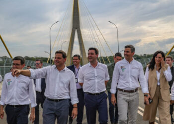 Ratinho Junior e presidente do Paraguai visitam obra da Ponte da Integração