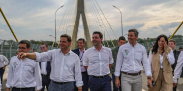 Ratinho Junior e presidente do Paraguai visitam obra da Ponte da Integração