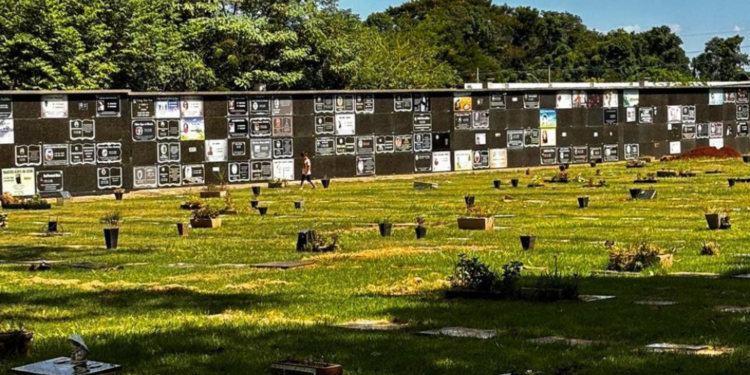 Movimento intenso é esperado nos cemitérios de Foz neste Dia de Finados