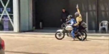 Dupla em moto assalta cambista e foge com cerca de 20 mil dólares em Ciudad del Este