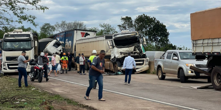Acidente com sete veículos deixa um morto e cinco feridos na BR-163, em Lindoeste