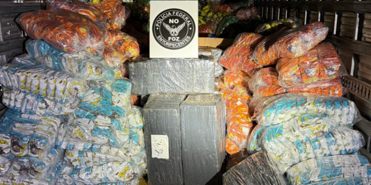PF intercepta caminhão com mais de 1,2 tonelada de maconha escondida em carga de salgadinhos