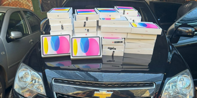 Fiscalização na Vila Portes apreende tablets contrabandeados e prende dois por porte ilegal de armas