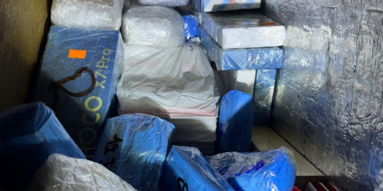 Receita Federal descobre fundo falso com eletrônicos em ônibus apreendido na BR-277