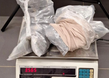 PF flagra dupla no aeroporto de Foz com drogas e eletrônicos sem nota