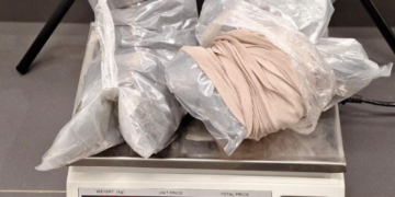 PF flagra dupla no aeroporto de Foz com drogas e eletrônicos sem nota
