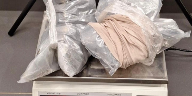 PF flagra dupla no aeroporto de Foz com drogas e eletrônicos sem nota