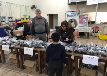Projeto social entrega 400 chinelos produzidos por presos a crianças em vulnerabilidade