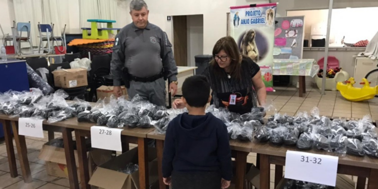 Projeto social entrega 400 chinelos produzidos por presos a crianças em vulnerabilidade