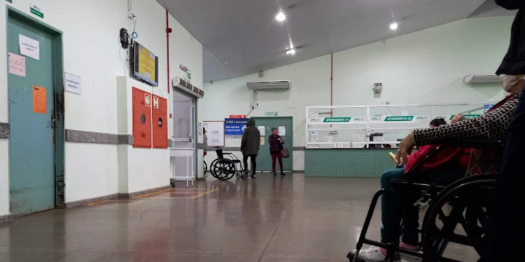 Homem é detido após quebrar computador e ameaçar médica na UPA João Samek