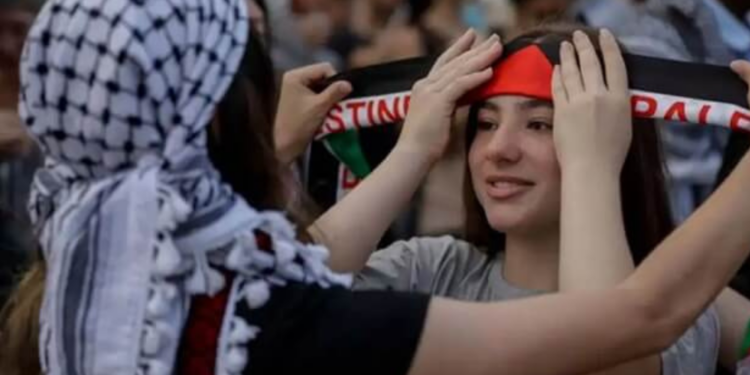 Foz do Iguaçu reúne comunidade em ato pró-Palestina e clama por justiça humanitária