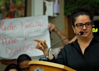 Professores deixam reunião insatisfeitos após debate com secretária de Educação