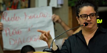 Professores deixam reunião insatisfeitos após debate com secretária de Educação