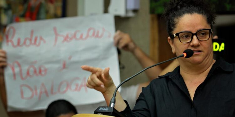 Professores deixam reunião insatisfeitos após debate com secretária de Educação