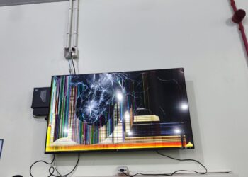 Homem quebra vidros e televisor da UPA João Samek e é detido pela Guarda Municipal