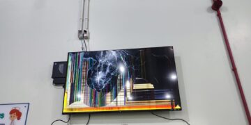 Homem quebra vidros e televisor da UPA João Samek e é detido pela Guarda Municipal