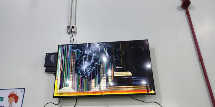 Homem quebra vidros e televisor da UPA João Samek e é detido pela Guarda Municipal