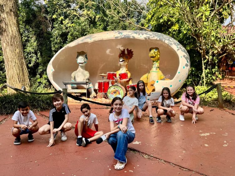 Crianças ganham livro sobre dinossauros ao visitar o Complexo Dreams em outubro