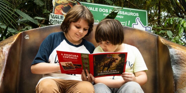 Crianças ganham livro sobre dinossauros ao visitar o Complexo Dreams em outubro