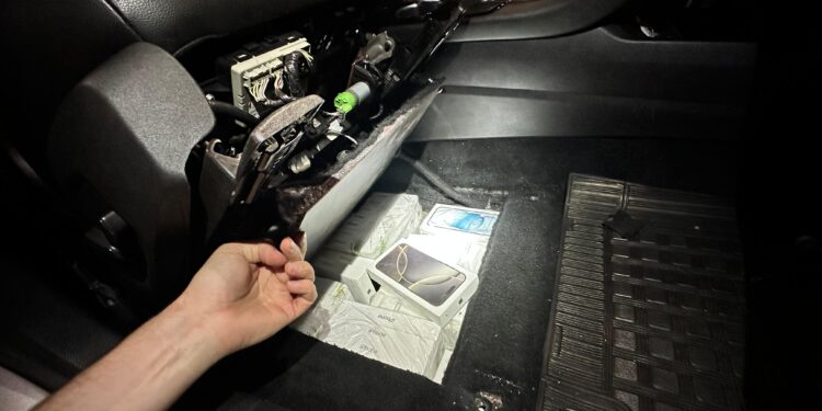 Receita Federal e PM interceptam carga de celulares avaliada em R$ 600 mil