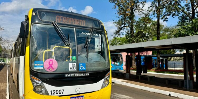Ônibus da VISAC ganham adesivos rosa e reforçam a luta contra o câncer de mama