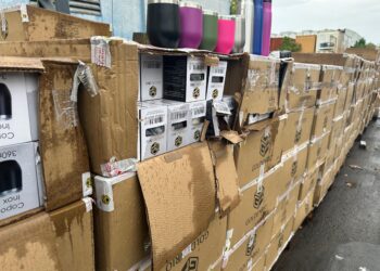 Garrafas térmicas e copos com risco à saúde são destruídos em Foz do Iguaçu