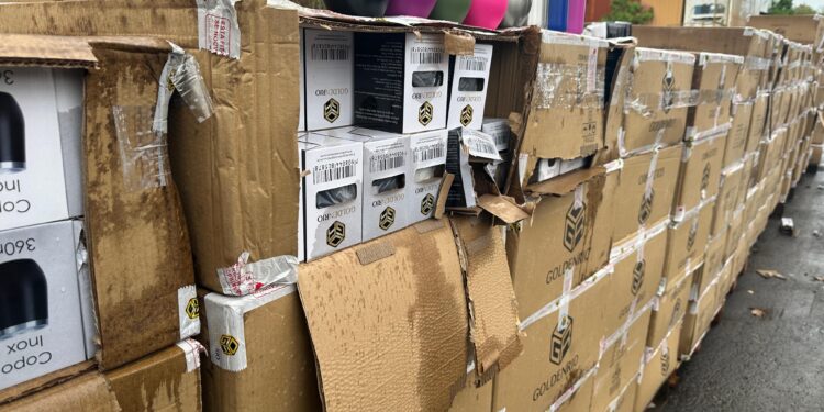 Garrafas térmicas e copos com risco à saúde são destruídos em Foz do Iguaçu