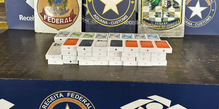 Veículo transportando R$ 230 mil em iPhones em fundo falso é barrado na Ponte da Amizade