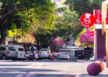 Fiscalização orienta comerciantes sobre uso adequado das calçadas na Av. Brasil