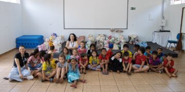 Colaboradores do Complexo Dreams entregam brinquedos e doces às crianças da AFA