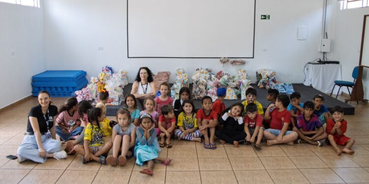 Colaboradores do Complexo Dreams entregam brinquedos e doces às crianças da AFA