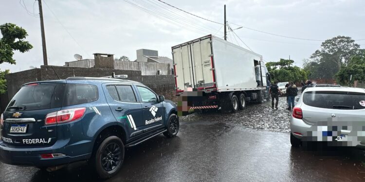 Receita e PF apreendem R$ 1,5 milhão em eletrônicos escondidos em carga de frango