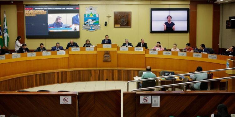 Maioria na Câmara derruba vetos do Executivo e muda regras tributárias