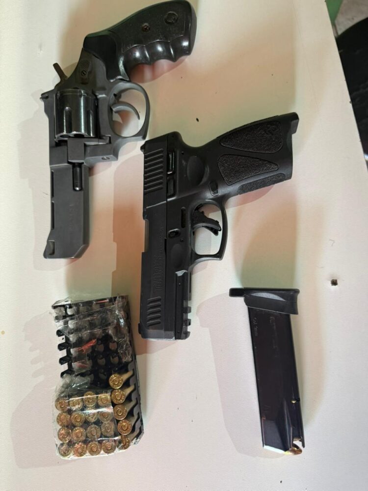 Fiscalização na Vila Portes apreende tablets contrabandeados e prende dois por porte ilegal de armas