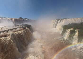Volume de água nas Cataratas do Iguaçu sobe e encanta visitantes