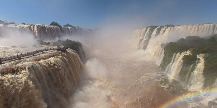 Volume de água nas Cataratas do Iguaçu sobe e encanta visitantes