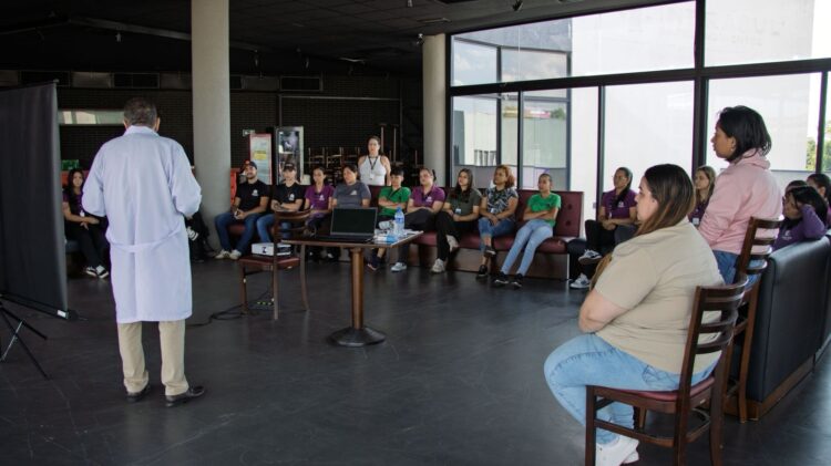 Outubro Rosa conscientiza colaboradores do Dreams Park Show sobre câncer de mama