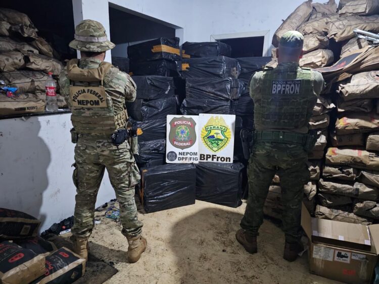 Carga com 8 toneladas de carvão e 200 mil maços de cigarros é apreendida em Foz