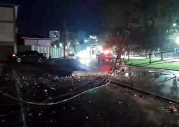 Porsche destrói fachada de comércio após colisão em possível racha na Avenida JK