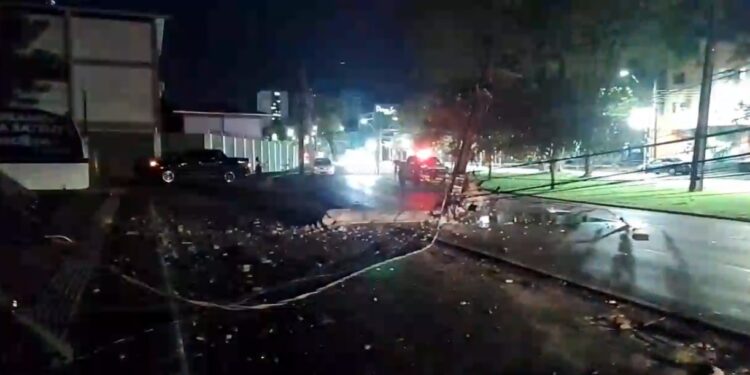 Porsche destrói fachada de comércio após colisão em possível racha na Avenida JK