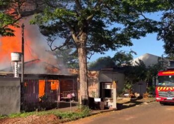 Família perde tudo em incêndio que atingiu duas casas no Campos do Iguaçu