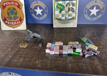 Condutor foge e abandona moto com arma e contrabando na Ponte da Amizade