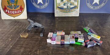 Condutor foge e abandona moto com arma e contrabando na Ponte da Amizade