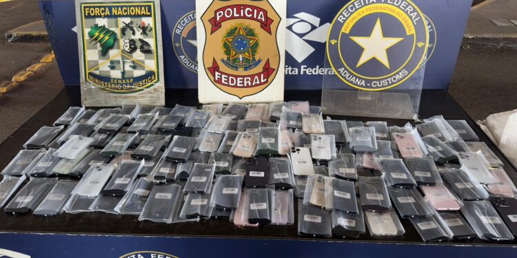 Fiscalização apreende celulares avaliados em quase R$ 400 mil e anabolizantes