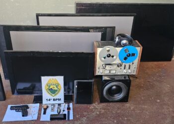 Ex-funcionária é suspeita de facilitar roubo a residência; PM recupera objetos e conduz comerciante por receptação