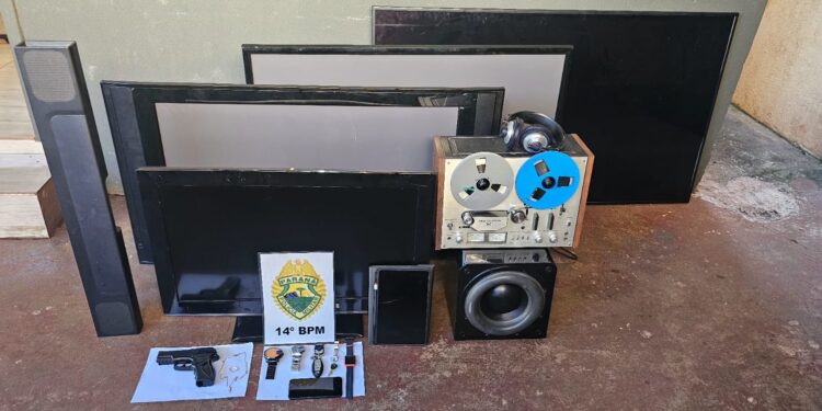 Ex-funcionária é suspeita de facilitar roubo a residência; PM recupera objetos e conduz comerciante por receptação